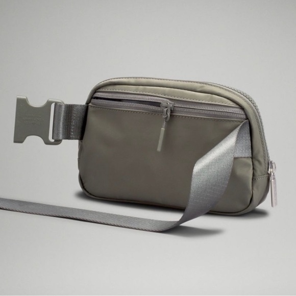 NWT Lululemon Everywhere Belt Bag Gray Sage - Picture 4 of 8